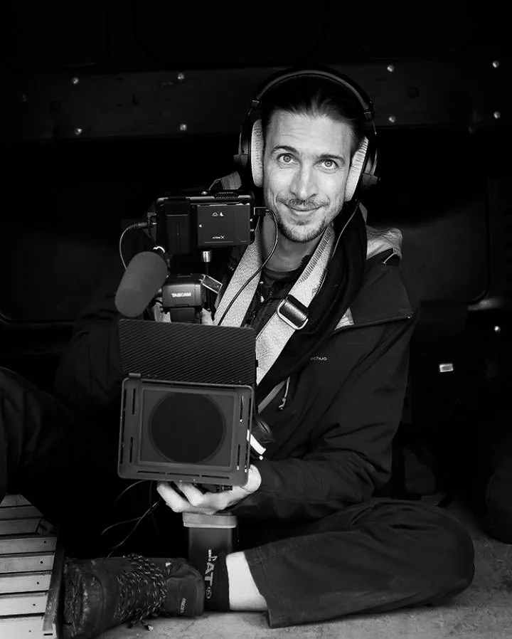 Olivier Lattuga, photographe industriel, pendant un tournage